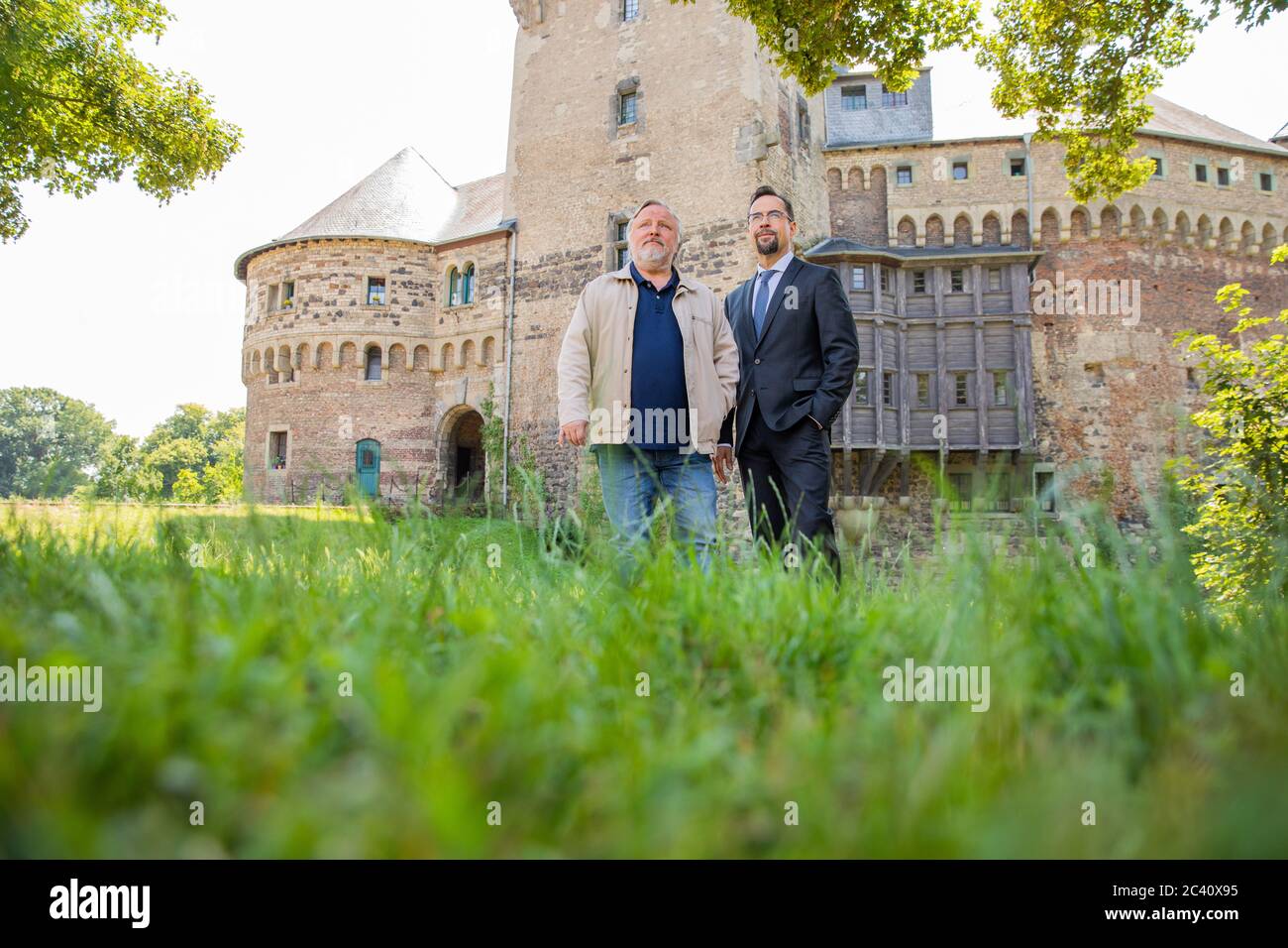 Grevenbroich, Deutschland. Juni 2020. EXKLUSIV - Jan Josef Liefers (r), Schauspieler, (als Karl-Friedrich Boerne) und Axel Prahl, Schauspieler, (als Frank Thiel) stehen vor der Burg Hülchrath während der Dreharbeiten zum neuen Tatort aus Münster. Ein Sendetermin für den Tatort mit dem Titel "Long Live The King" in der ARD ist noch nicht festgelegt. Quelle: Rolf Vennenbernd/dpa/Alamy Live News Stockfoto