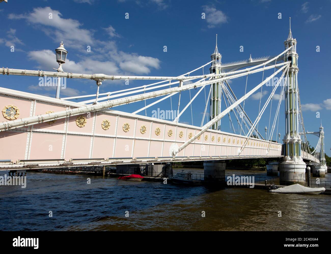 Blick auf die Albert Bridge, London, vom Chelsea Embankment. Entworfen von Rowland Mason Ordish im Jahr 1873, geändert von Joseph Bazalgette, 1887. Stockfoto
