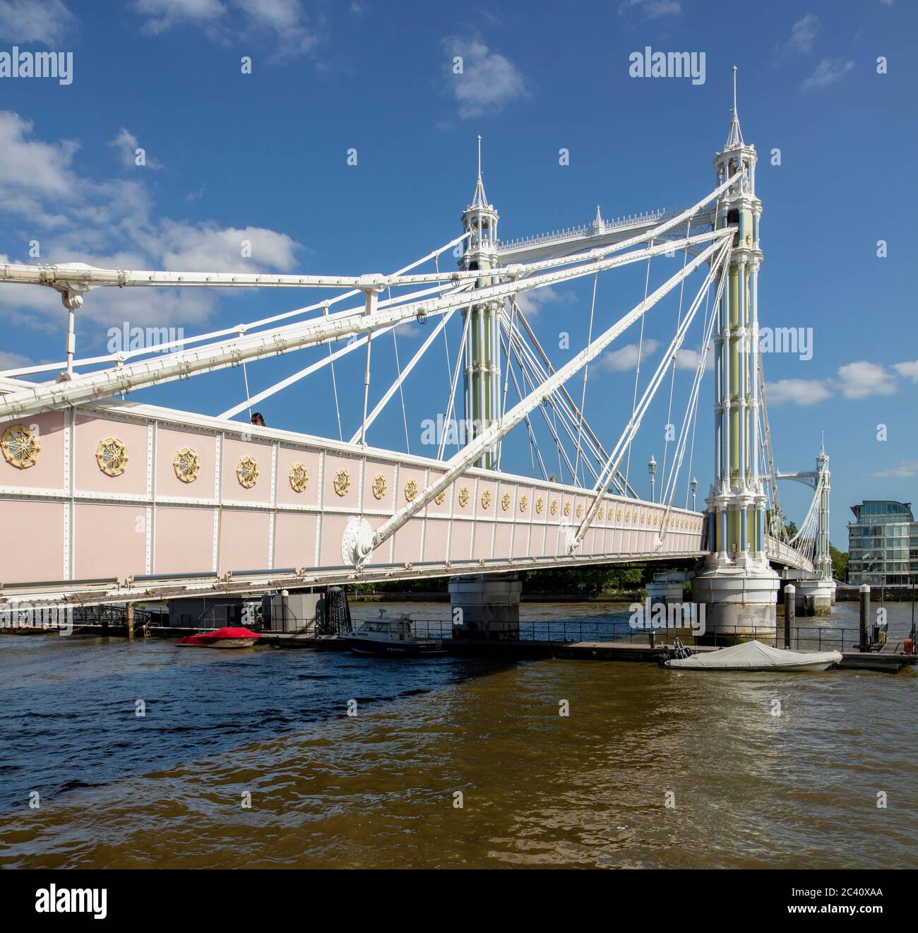 Blick auf die Albert Bridge, London, vom Chelsea Embankment. Entworfen von Rowland Mason Ordish im Jahr 1873, geändert von Joseph Bazalgette, 1887. Stockfoto