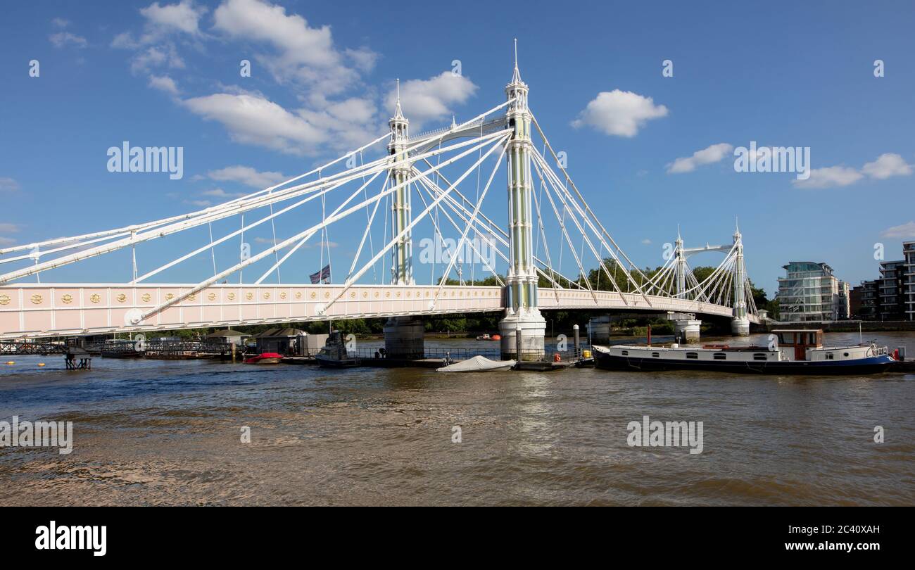 Blick auf die Albert Bridge, London, vom Chelsea Embankment. Entworfen von Rowland Mason Ordish im Jahr 1873, geändert von Joseph Bazalgette, 1887. Stockfoto