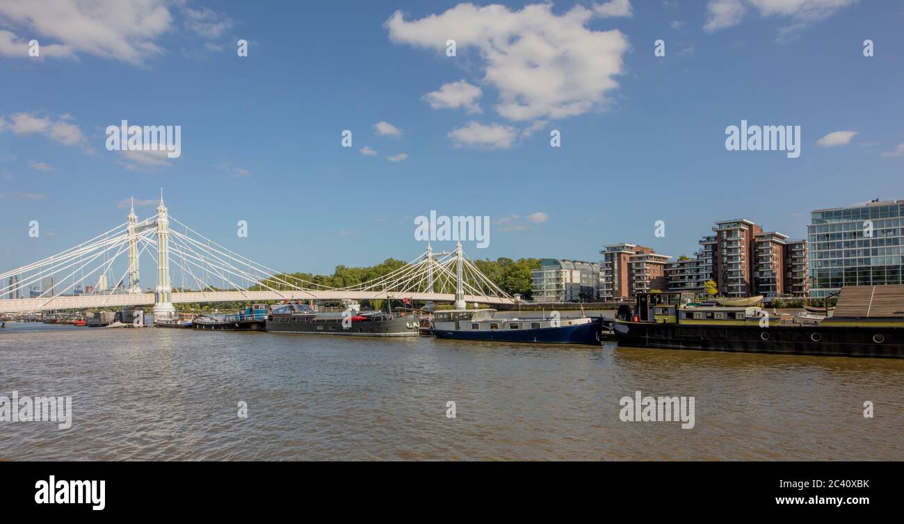 Blick auf die Albert Bridge, London, vom Chelsea Embankment. Entworfen von Rowland Mason Ordish im Jahr 1873, geändert von Joseph Bazalgette, 1887. Stockfoto