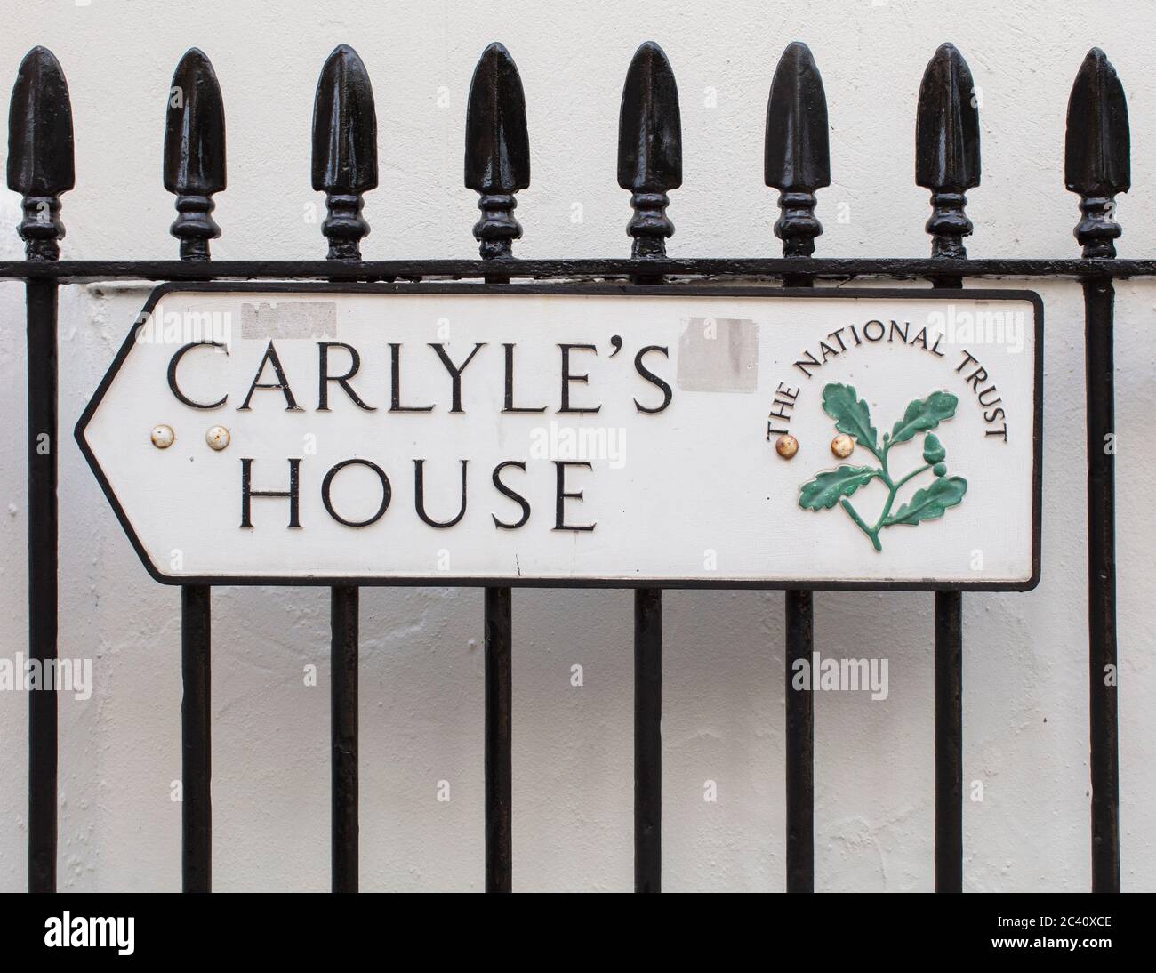 Schild mit Angabe der Lage von Thomas Carlyle's House, 24 Cheyne Row, Chelsea, London SW3 5HL Stockfoto