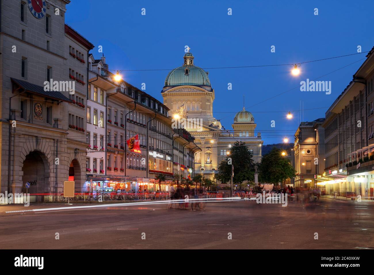 Barenplatz, mit dem Schweizerischen Parlamentsgebäude, das nachts über dem Platz in Bern, Schweiz, aufragt. Stockfoto
