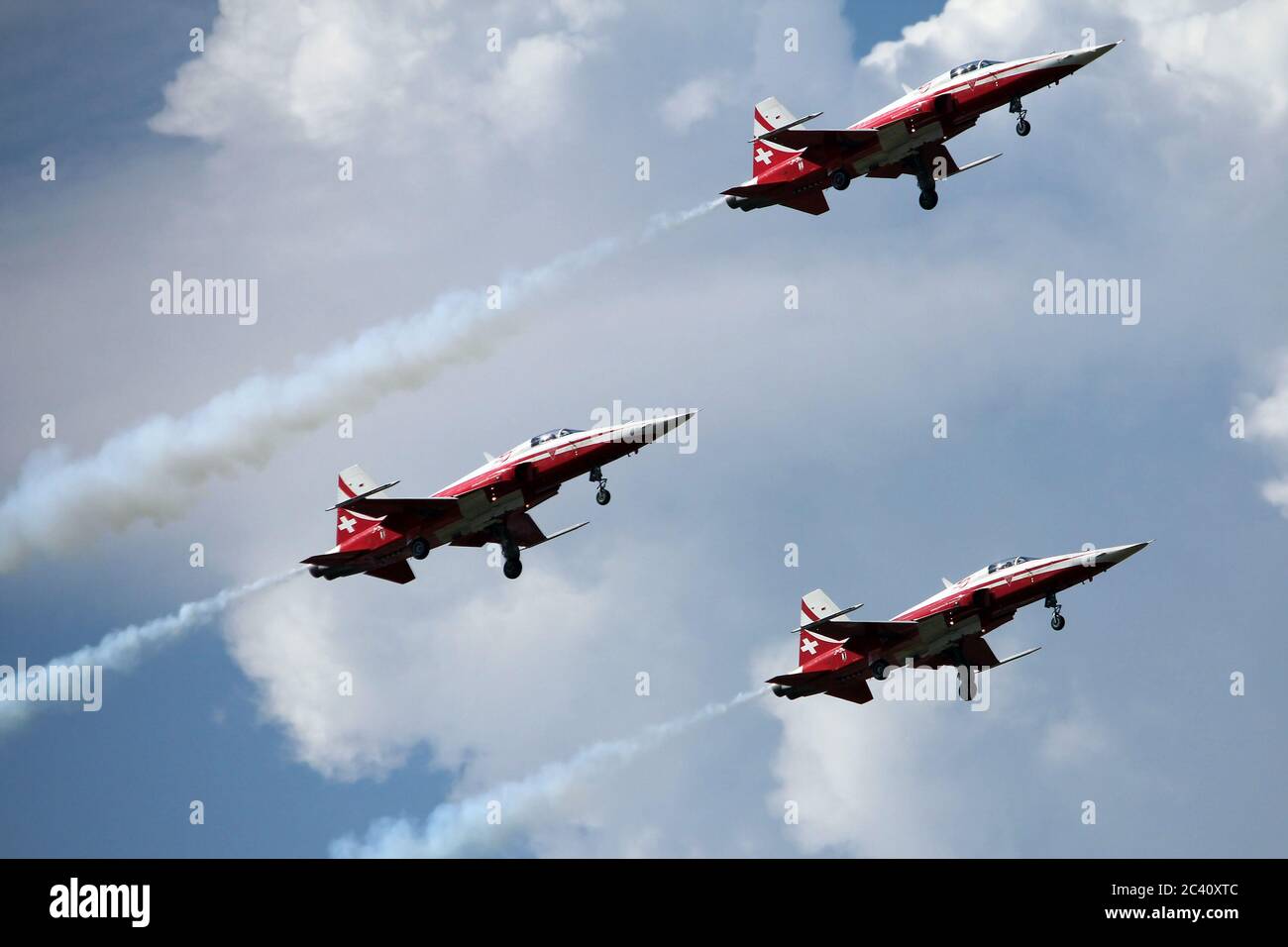 PAYERNE, SCHWEIZ - 7. SEPTEMBER: Patrouille Suisse Akrobatik-Team in Flugformation am Militärflughafen Payerne während der AIR14 Airshow auf Septe Stockfoto