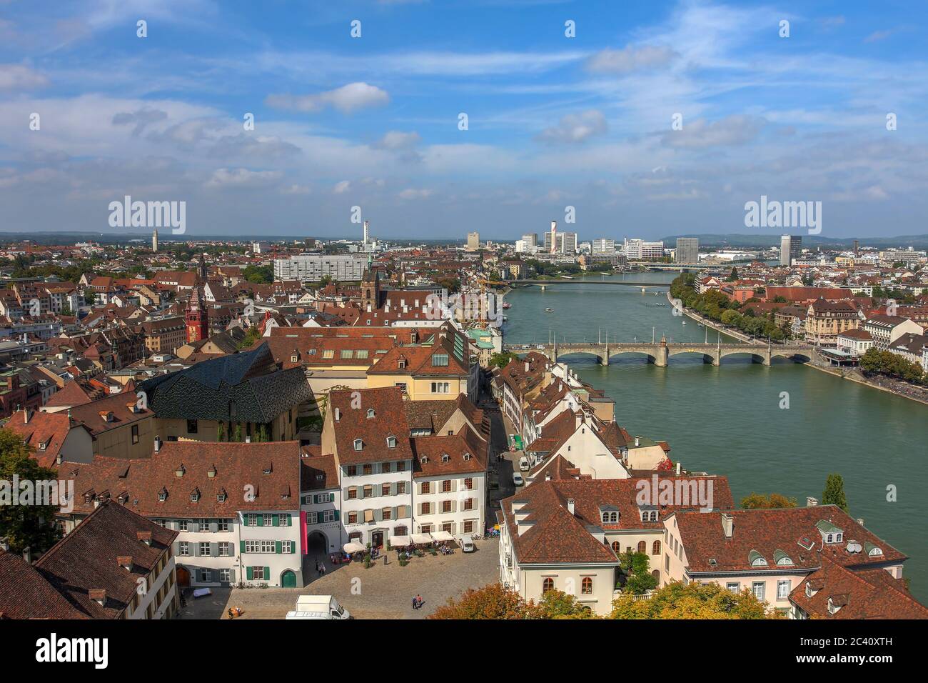 Luftbild der Stadt Basel in der Schweiz mit der Altstadt und dem Rhein aus dem Münster. Stockfoto