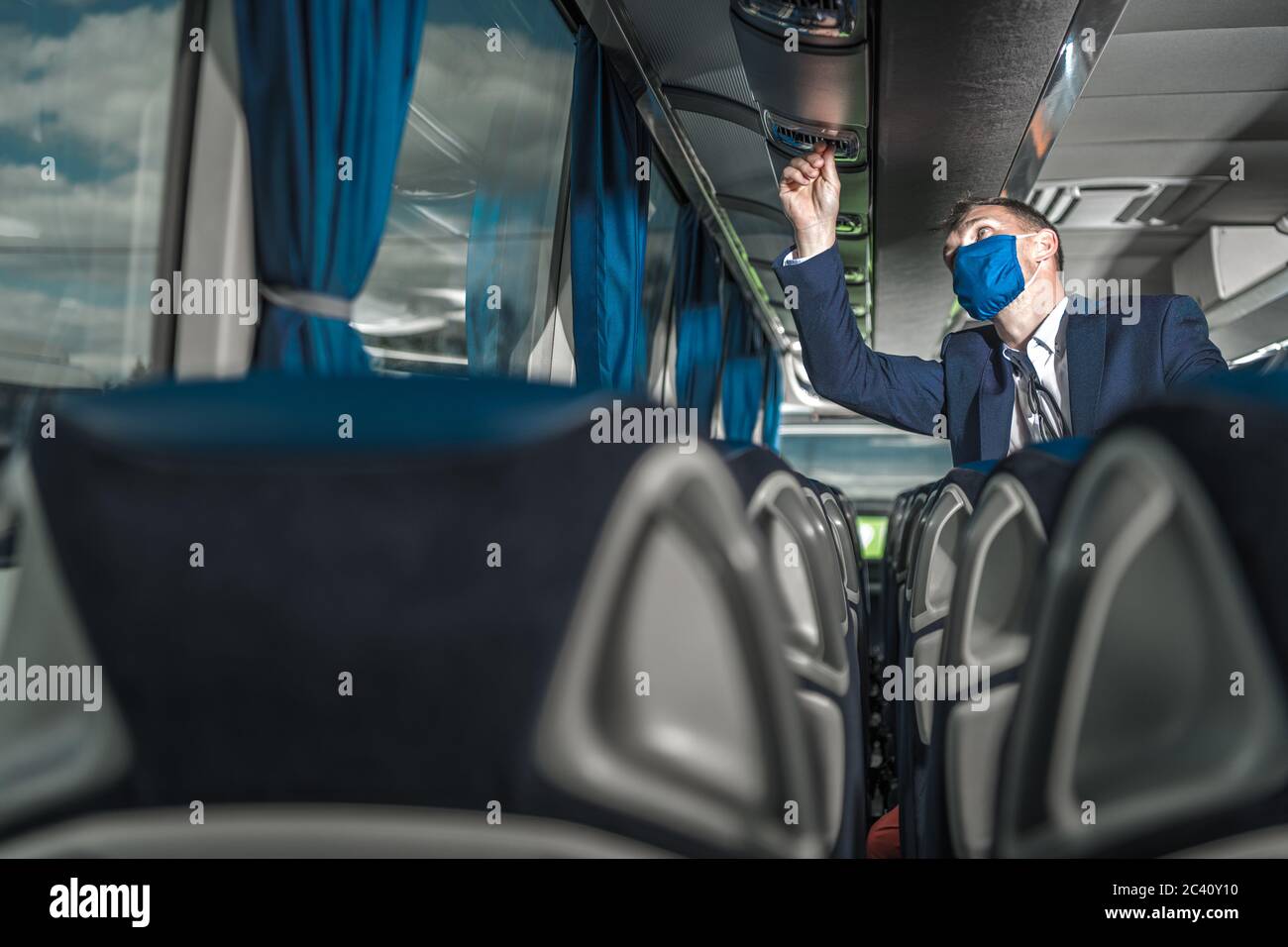 Kaukasischer Busfahrer in seinen 40er Jahren Vorbereitung Fahrzeug für die nächste Reise des Tages. Business-Konzept Für Öffentliche Verkehrsmittel. Stockfoto