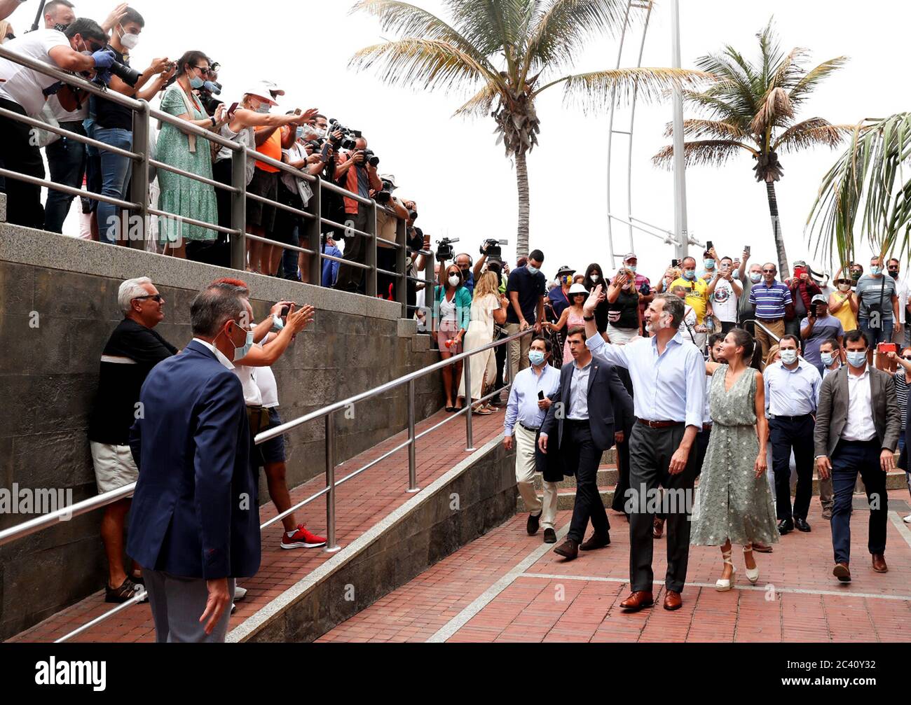 LAS PALMAS de GRAN CANARIA, SPANIEN - der König von Spanien Felipe VI und Königin Leticia, werden während ihres Besuchs in Las Palmas, Gran Canaria, am 23. Juni 2020, in Begleitung von Behörden und Beamten aus der Region gesehen. Die Könige haben eine Tour durch alle autonomen Gemeinschaften geplant, am Ende des Alarmzustands, der durch die Covid-19-Epidemie verursacht wurde. Quelle: Jorge Rey/MediaPunch Stockfoto