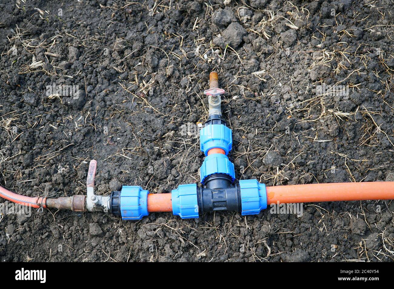 Anschluss von HDPE-Kunststoff-Wasserleitungen in einem Gartengrundstück  Stockfotografie - Alamy