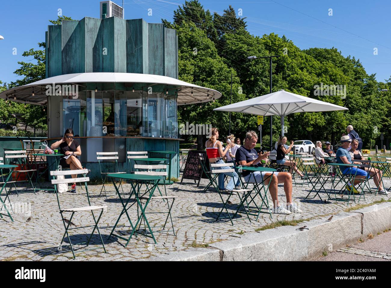 Architektonisch interessanter kleiner Outdoor-Cape-Kiosk am Meer - Café Compass - in Kaivopuisto, Helsinki, Finnland Stockfoto