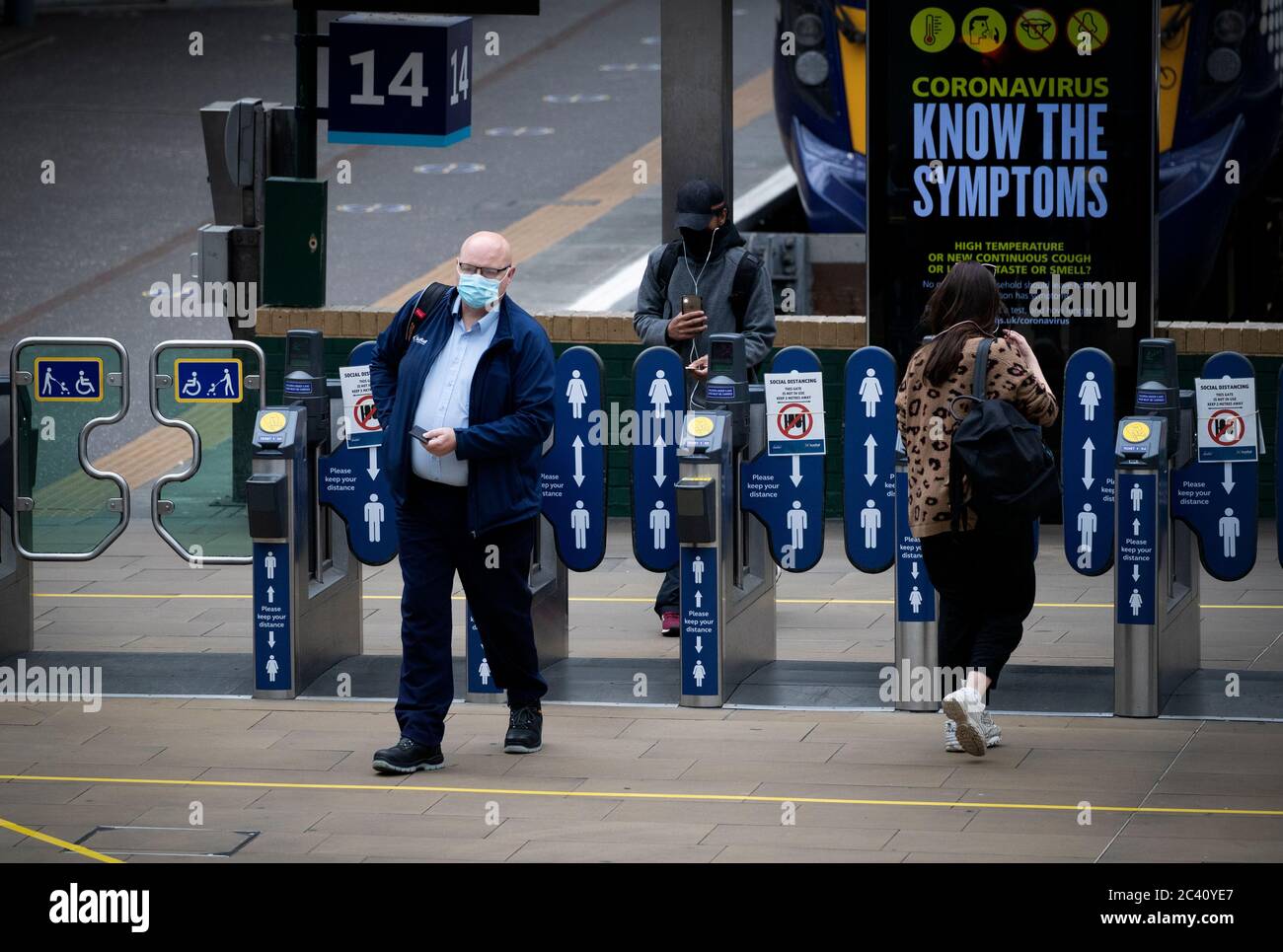Die Öffentlichkeit trägt Schutzmasken in der Waverley Station in Edinburgh, während Schottland in die zweite Phase seines vierstufigen Plans übergeht, um den Lockdown zu erleichtern. Stockfoto