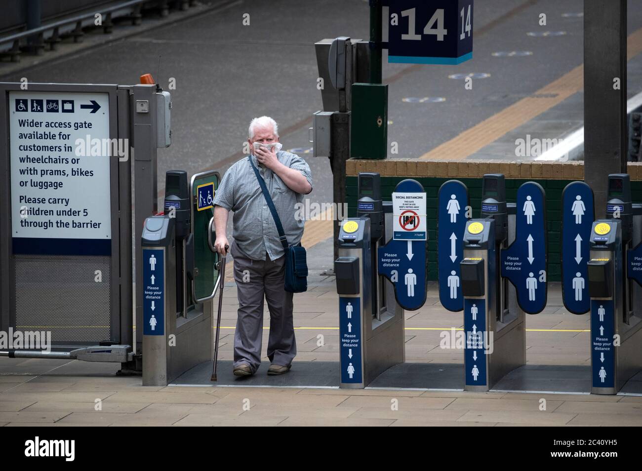 Ein Mitglied der Öffentlichkeit bedeckt Nase und Mund in der Waverley Station, Edinburgh, während Schottland in die zweite Phase seines vierstufigen Plans übergeht, um aus dem Lockdown herauszukommen. Stockfoto