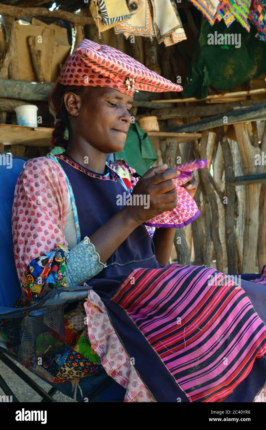 KAOKOLAND, NAMIBIA - 1. FEBRUAR 2016: Unbekannte Herero-Frau in traditioneller Kleidung in der Nähe von Opuwo. Namibia. Die Herero, die zur Bantu Gruppe gehören, mit Stockfoto