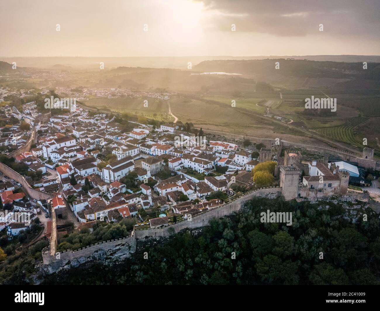 Luftaufnahme von Obidos mit historischen Mauern und Schloss, Bezirk Leiria, Portugal Stockfoto