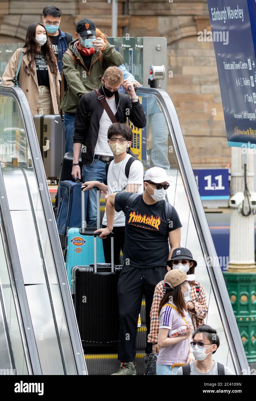 Die Öffentlichkeit trägt Schutzmasken in der Waverley Station in Edinburgh, während Schottland in die zweite Phase seines vierstufigen Plans übergeht, um den Lockdown zu erleichtern. Stockfoto