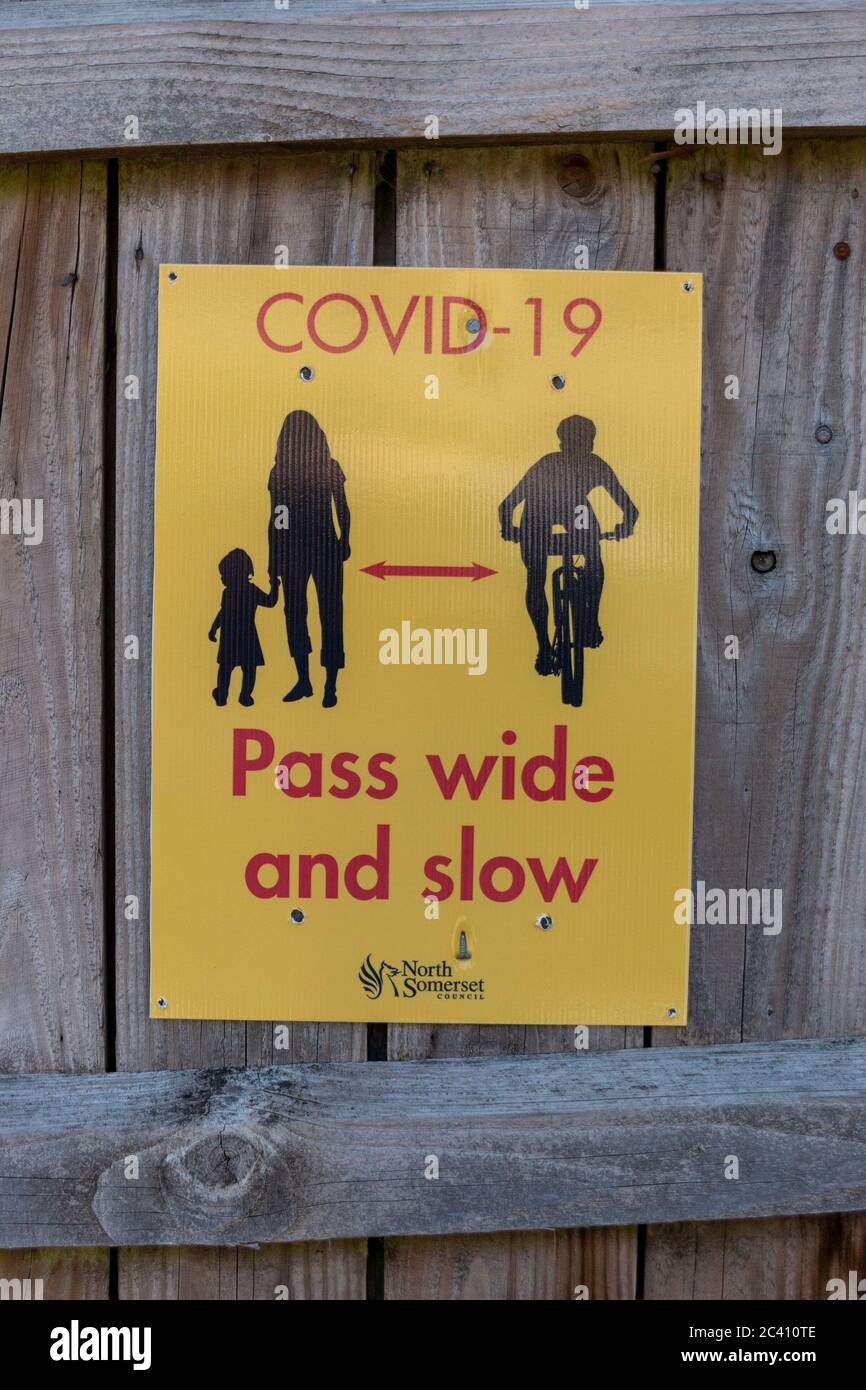 Nahaufnahme eines COVID-19-Schildes, das die Menschen vor der zwei-Meter-Regel warnt Stockfoto