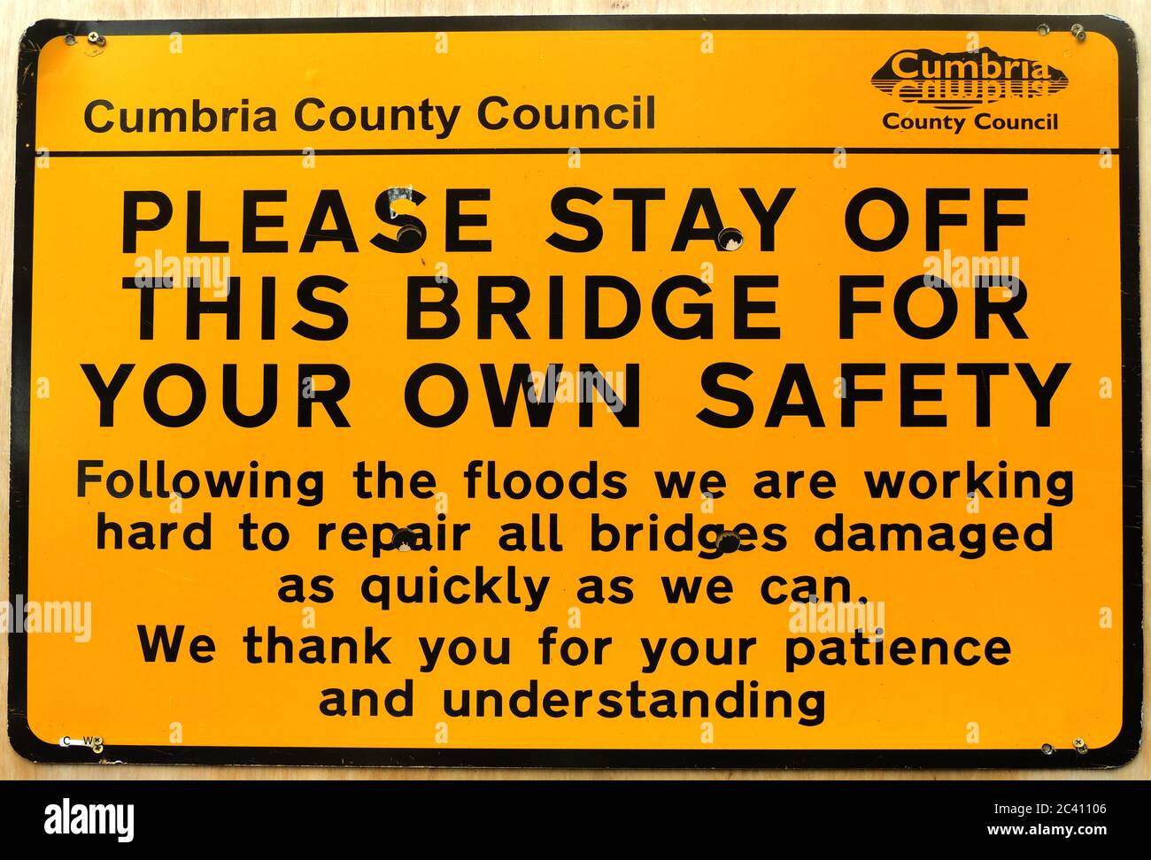 Cumbria County Council gefährliche Brückennotice (von den verheerenden Überschwemmungen in Großbritannien 2017) BITTE BLEIBEN SIE AUS SICHERHEITSGRÜNDEN von DIESER BRÜCKE weg. (Einige Teile von Cumbria sahen mehr als 206 mm Regen in weniger als 24 Stunden fallen, Straßen und Schulen schließen und verursachen viel Zerstörung, mindestens eine Person getötet. 45,000 Häuser waren ohne Strom) Stockfoto