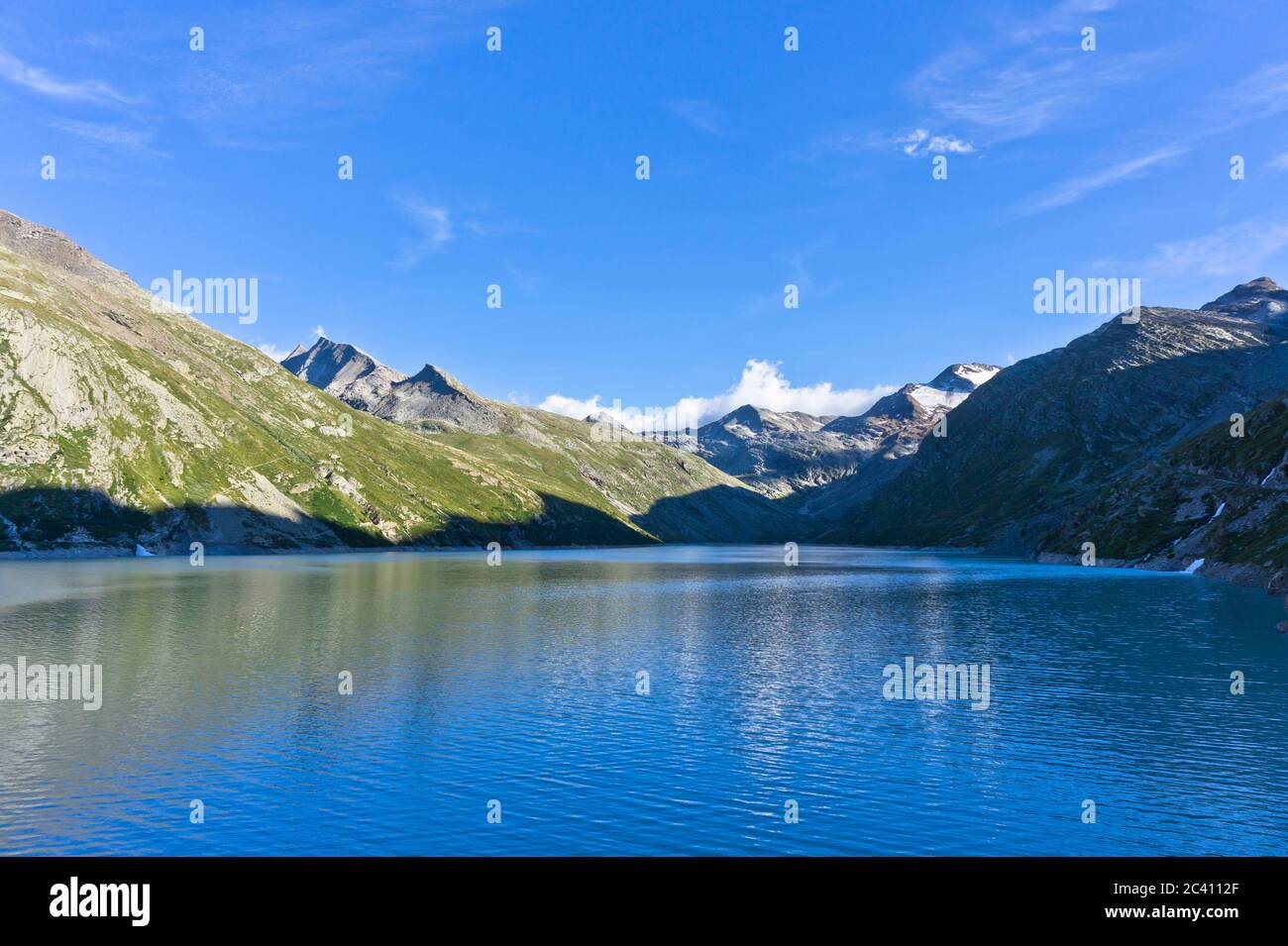 Naturlandschaft mit Seeblick in Alpen, Schweiz, Mattmarksee, Saas-Almagell See Stockfoto