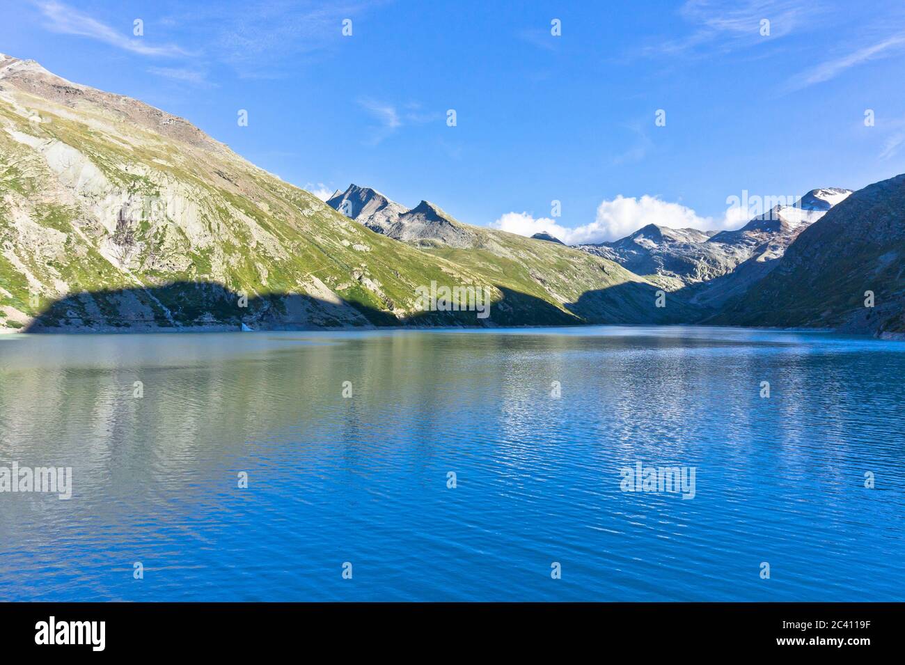 Naturlandschaft mit Seeblick in Alpen, Schweiz, Mattmarksee, Saas-Almagell See Stockfoto