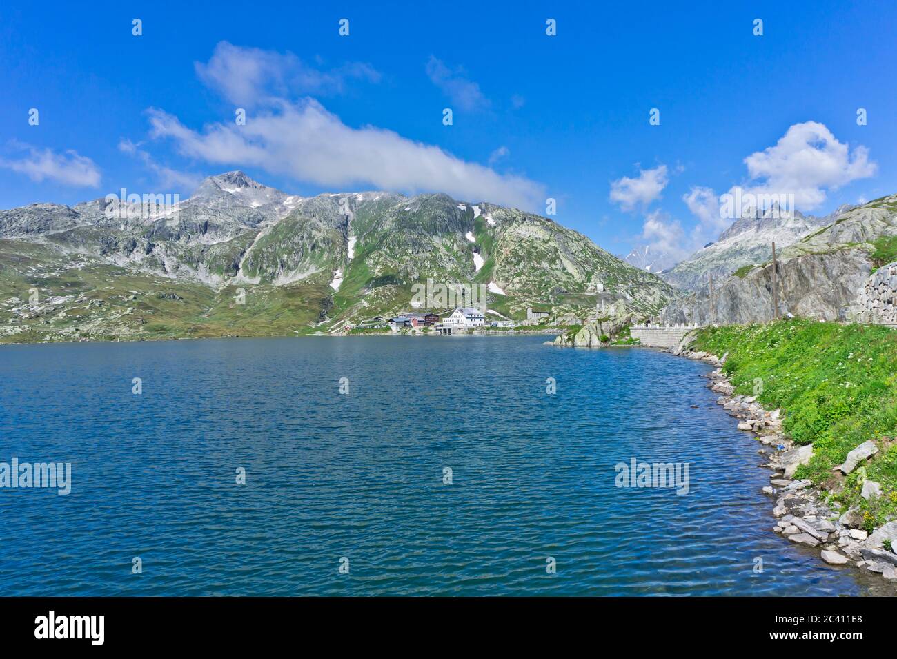 Naturlandschaft mit Seeblick in Alpen, Schweiz Stockfoto