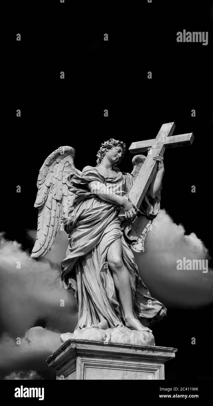 Engel hält das Heilige Kreuz mit himmlischen Wolken. Ein barockes Meisterwerk aus dem 17. Jahrhundert auf der Spitze der Sant'Angelo Brücke im Zentrum von Rom (Schwarz und Stockfoto