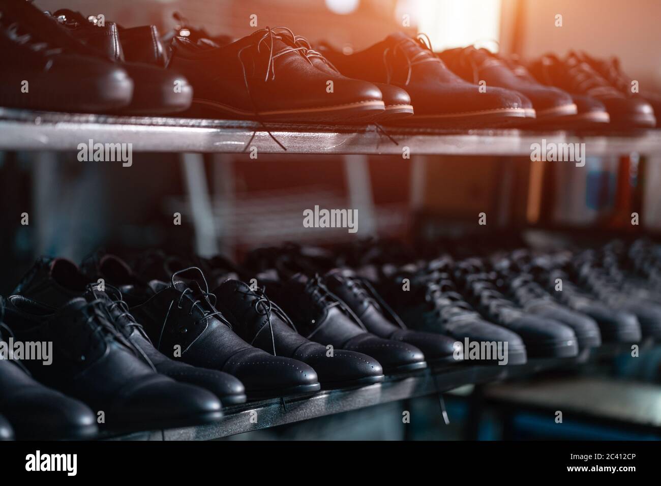 Regal mit Lederschuhen auf moderne Schuhfabrik Stockfoto