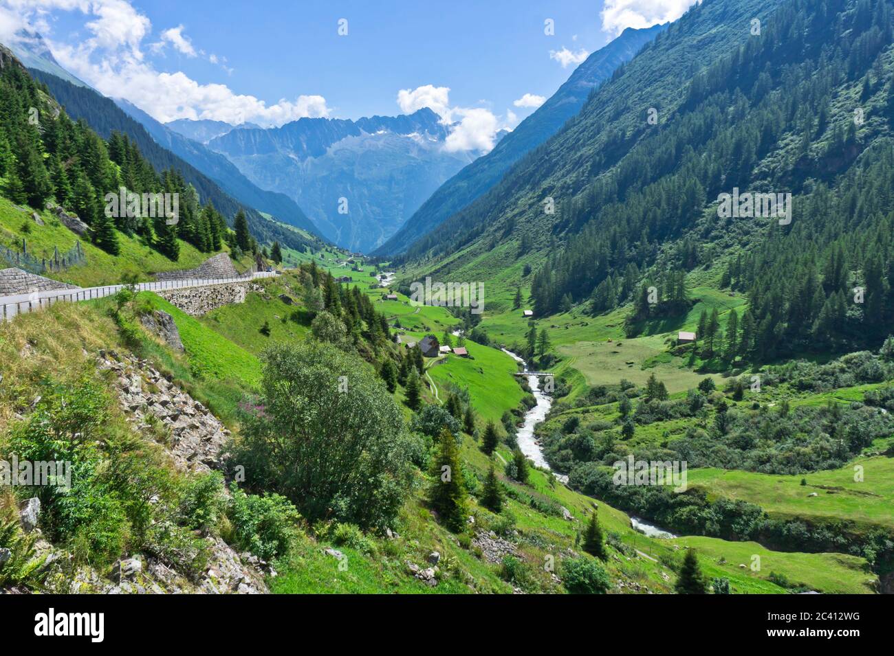 Straße durch Alpen, Naturlandschaft, Schweiz Stockfoto