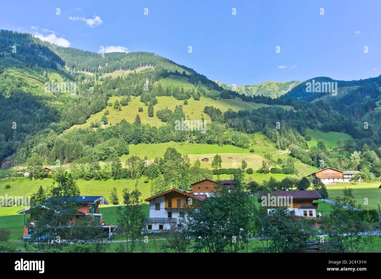 Naturlandschaft in Alpen, mit einem kleinen Dorf, Schweiz Stockfoto