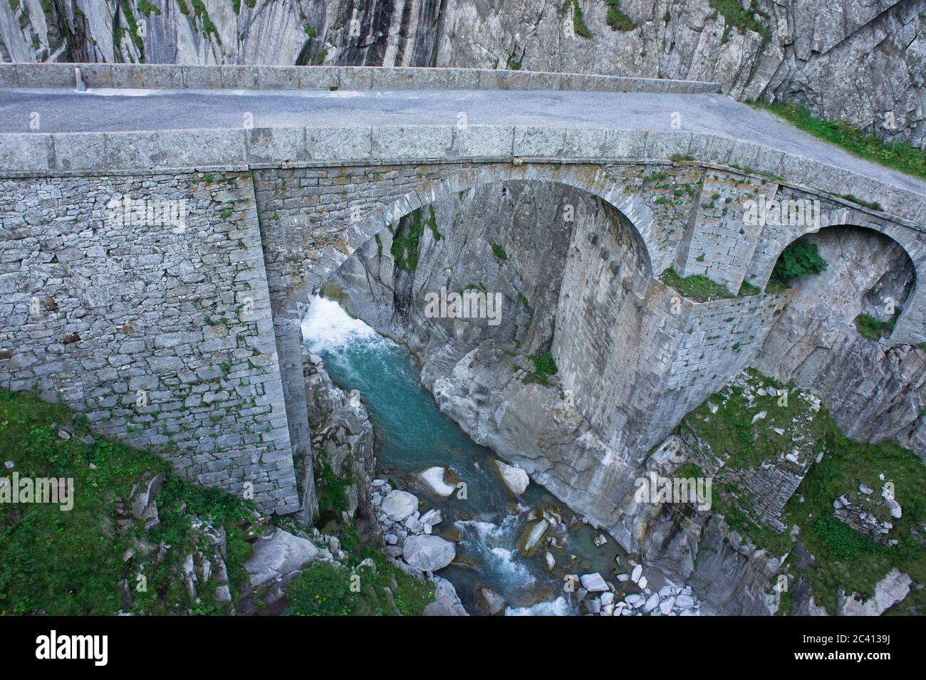 Straße durch Alpen, Naturlandschaft, Schweiz Stockfoto