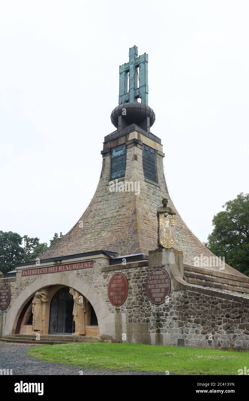 Denkmal für den Frieden in der Cairn of Peace, Slavkov, Tschechische Republik. Das Cairn of Peace Memorial ist das erste Friedensdenkmal in Europa. Stockfoto