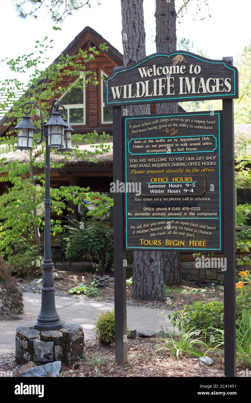 Ein Schild am Eingang zum Wildlife Images Rehabilitation and Education Center in Grants Pass, Oregon, USA. Stockfoto