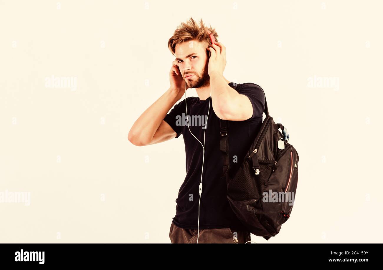 Rhythmisches Melody-Konzept. Mann angepriesen Frisur tragen Kunststoff-Ohrhörer Gadget. Genießen Sie Musik überall. Jugendmusik schmecken. Laden Sie Musikapplica herunter Stockfoto