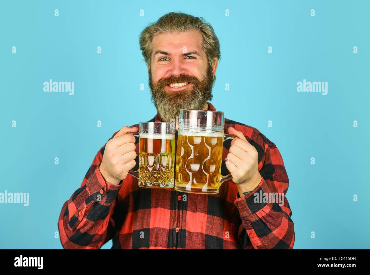 Feiern wir. Genießen Sie ein Glas Bier in der Kneipe. Erwarten Sie frisches kaltes Lagerbier. Nach einem anstrengenden Arbeitstag. Trinken Sie Bier vom Fass an der Bar-Theke in der Kneipe. rel Stockfoto