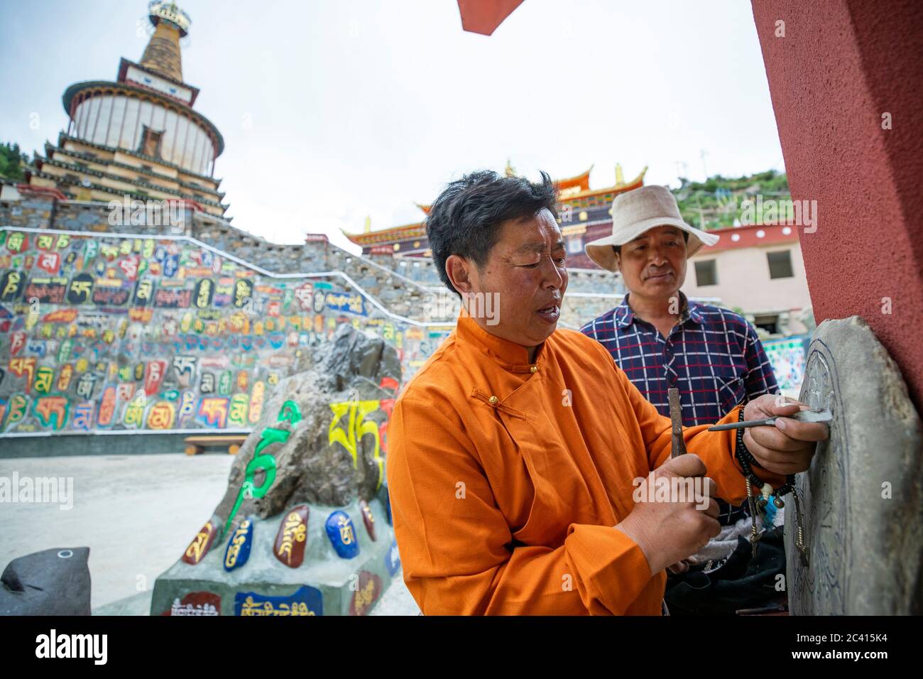 (200623) -- MAOXIAN, 23. Juni 2020 (Xinhua) -- ein Künstler (L) steinert einen Stein, während ein Lernender einen sotne Schnitzpark im Bezirk Rangtang der Autonomen Präfektur Aba und Qiang, südwestlich der Provinz Sichuan, anschaut, 13. Juni 2020. Die Autonome Präfektur Aba Tibetisch und Qiang liegt im Nordwesten der Provinz Sichuan und hat eine Vielfalt ethnischer Minderheiten, darunter Tibeter, Qiang und Hui usw. in den letzten Jahren, um die ethnische Kultur besser zu erben, Lokale Schulen haben mehr traditionelle kulturelle Kurse eingeführt, während lokale Behörden Traini einrichten Stockfoto