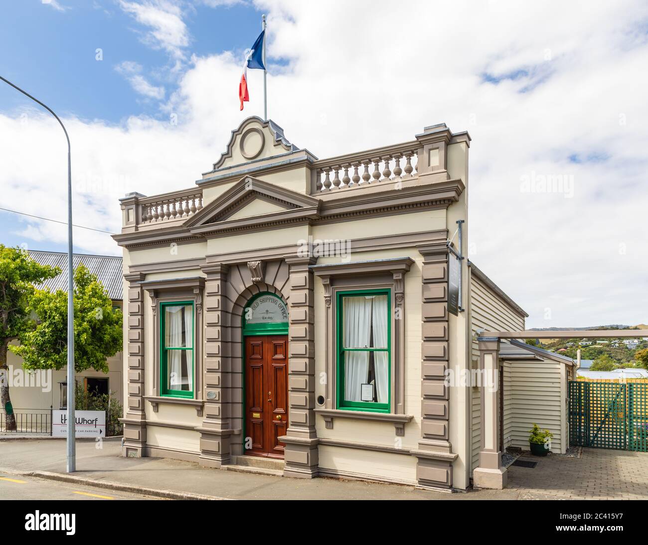 Akaroa, Canterbury, Neuseeland: Das alte Schifffahrtsbüro, gegründet 1895, jetzt eine Bed-and-Breakfast Unterkunft Stockfoto