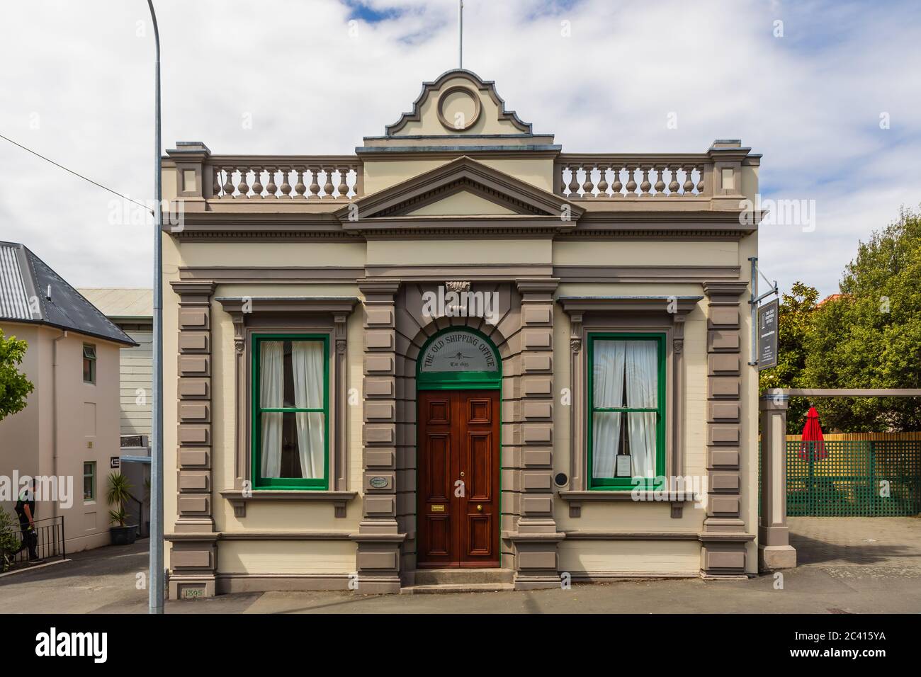 Akaroa, Canterbury, Neuseeland: Das alte Schifffahrtsbüro, gegründet 1895, jetzt eine Bed-and-Breakfast Unterkunft Stockfoto
