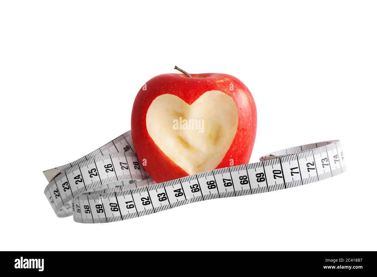 Roter Apfel mit einem Maßband und einem auf weißem Hintergrund isolierten Herzsymbol Stockfoto