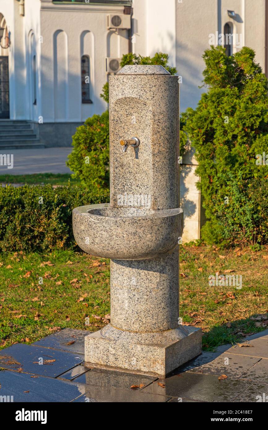 Marmor Stein Trinkbrunnen in Belgrad Serbien Stockfoto