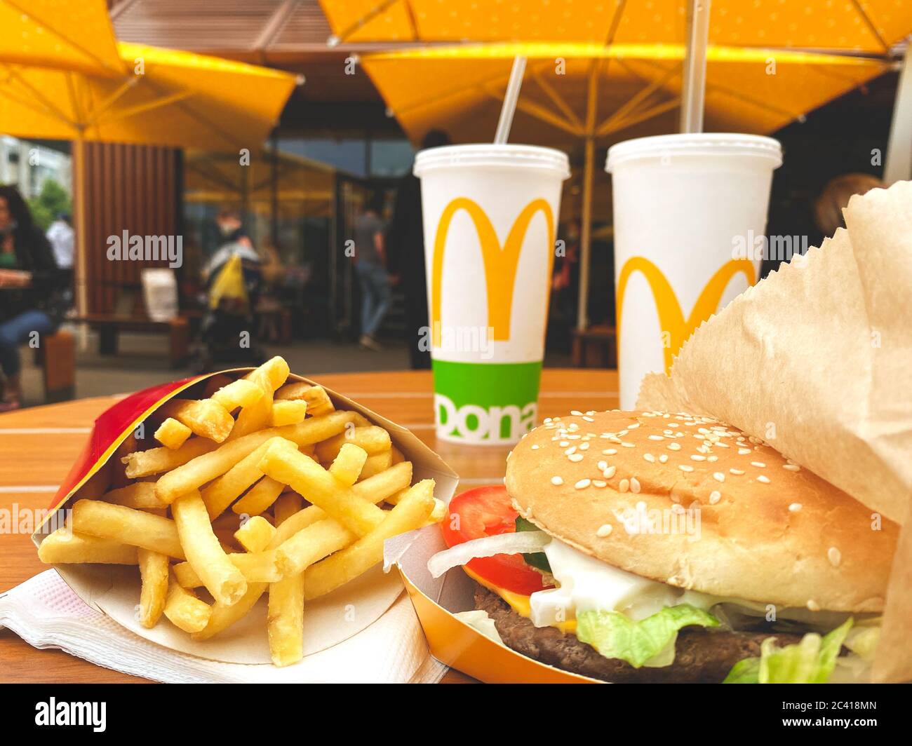Lviv Ukraine 15 Juni 2020 Big Mac Menu Mit Pommes Frites Burger Oder Quarter Pfunder Mit Kase Und Gemuse Und Zwei Pappbecher Mit Coca Cola Stockfotografie Alamy