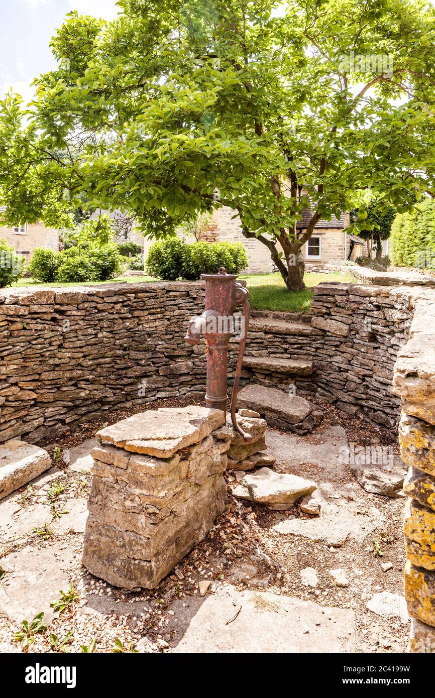 Die alte Wasserpumpe im Cotswold Dorf Barnsley, Gloucestershire UK Stockfoto