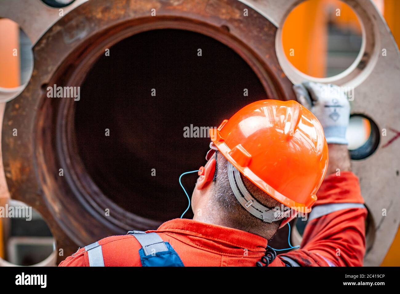 Der Offshore-Betreiber prüft vor der Installation Rohr und Flansch Stockfoto