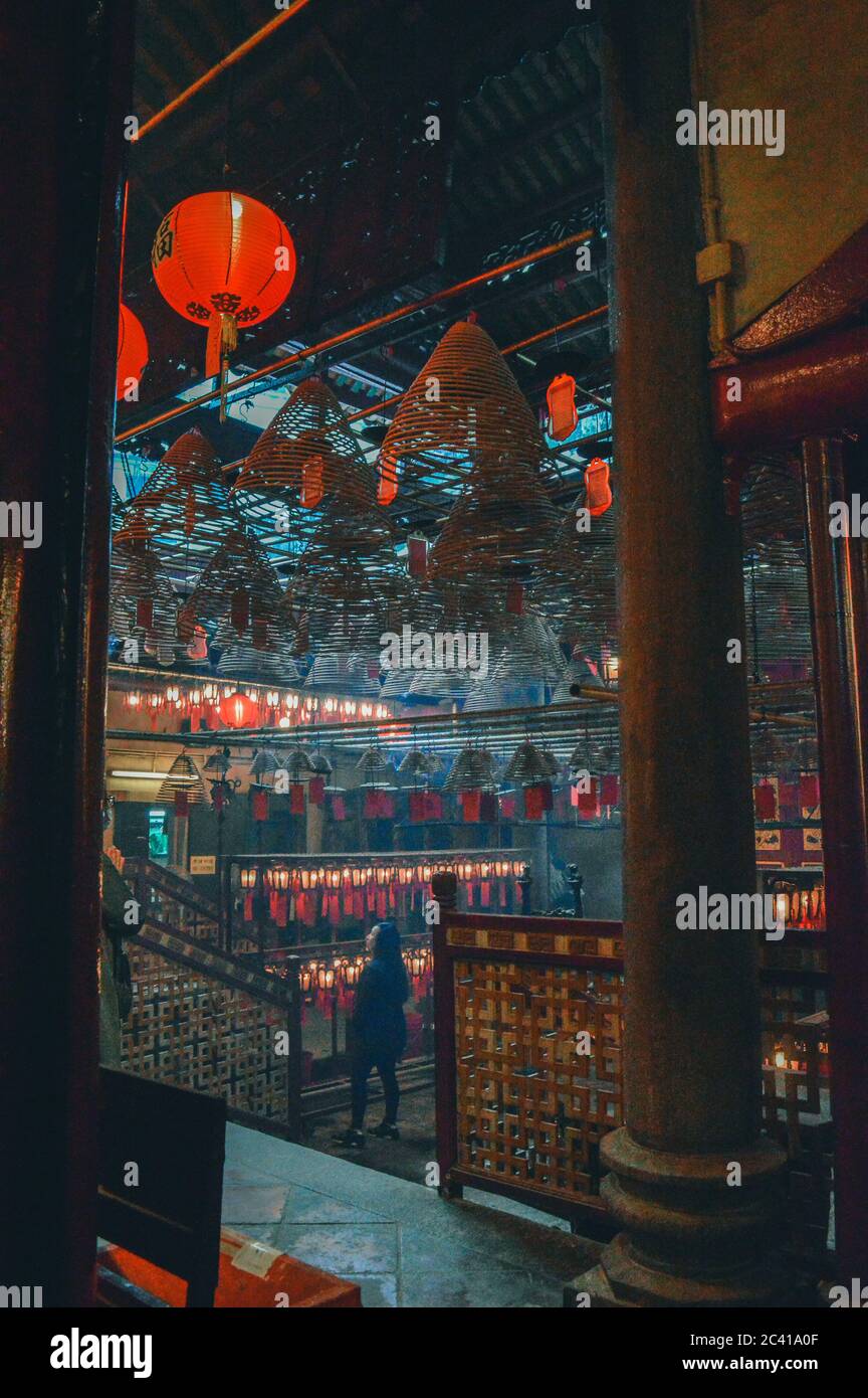 Touristen erkunden man Mo Tempel in Hong Kong Stockfoto