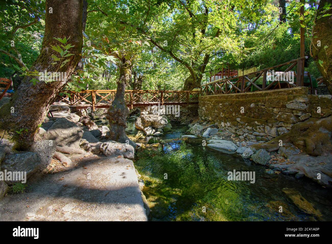 Holzbrücke über den kleinen Loutanis Fluss in sieben Quellen (Epta Piges) im Wald bei Kolymbia (Rhodos, Griechenland) Stockfoto