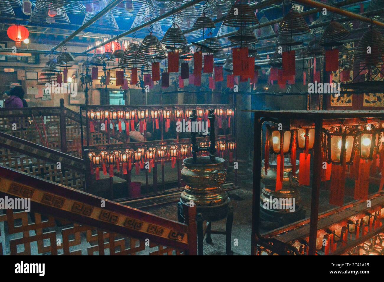 Man Mo Tempel in Hong Kong mit Sonnenstrahlen und Weihrauch Stockfoto