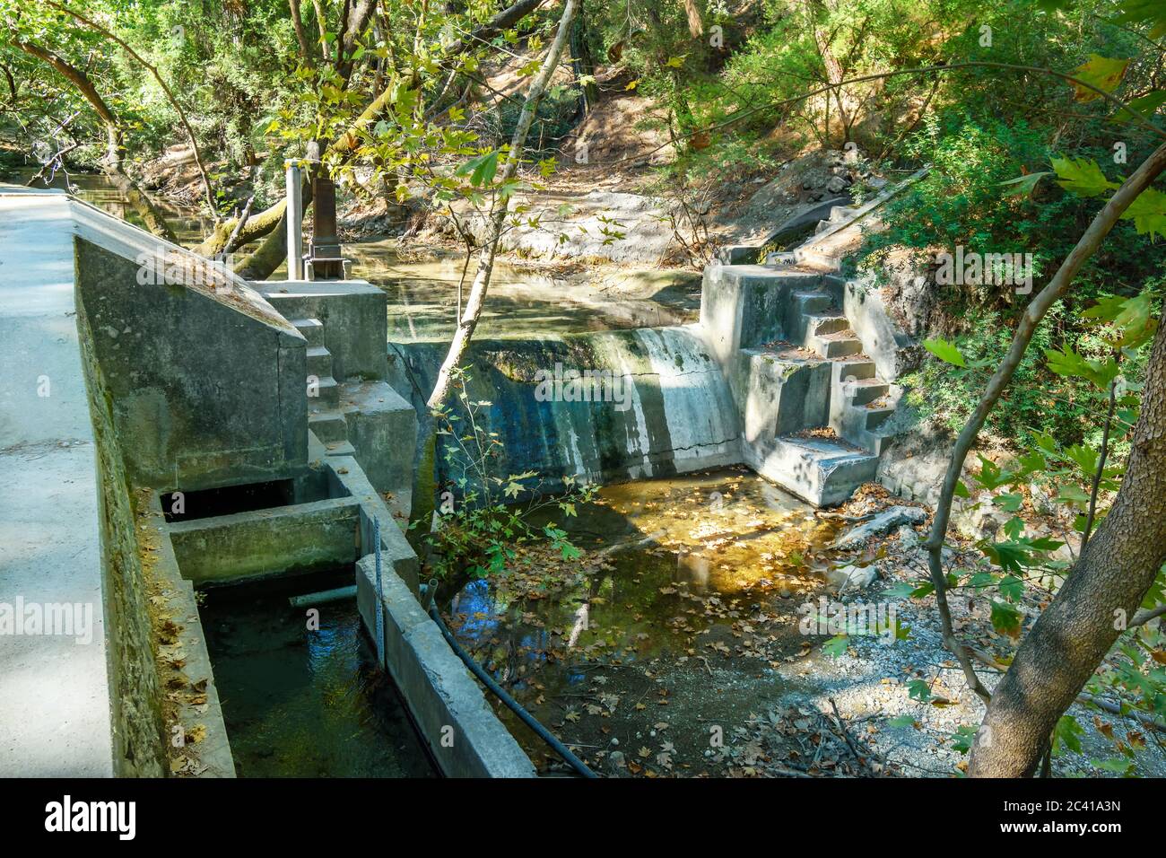 Kleiner Damm am Loutanis Fluss in Seven Spring (Epta Piges) im Wald bei Kolymbia (Rhodos, Griechenland) Stockfoto