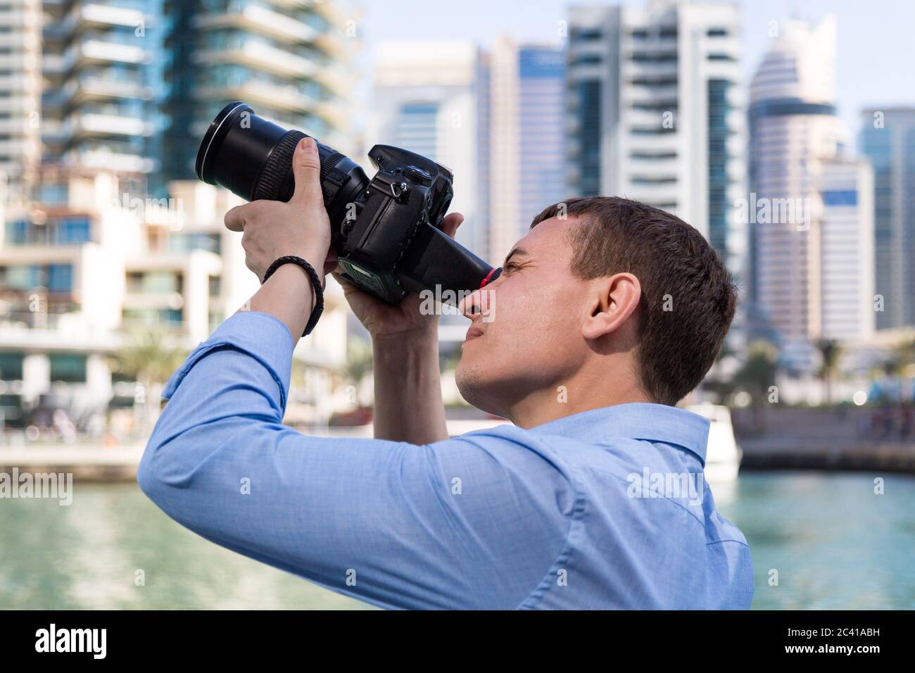 Ein Mann fotografiert eine Stadt für ein Portfolio. Stockfoto