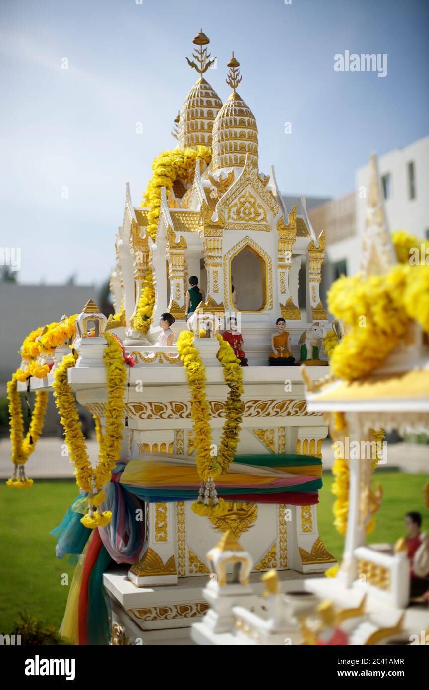 Thai Miniaturtempel mit Figuren - Kitsch - Tradition Stockfoto