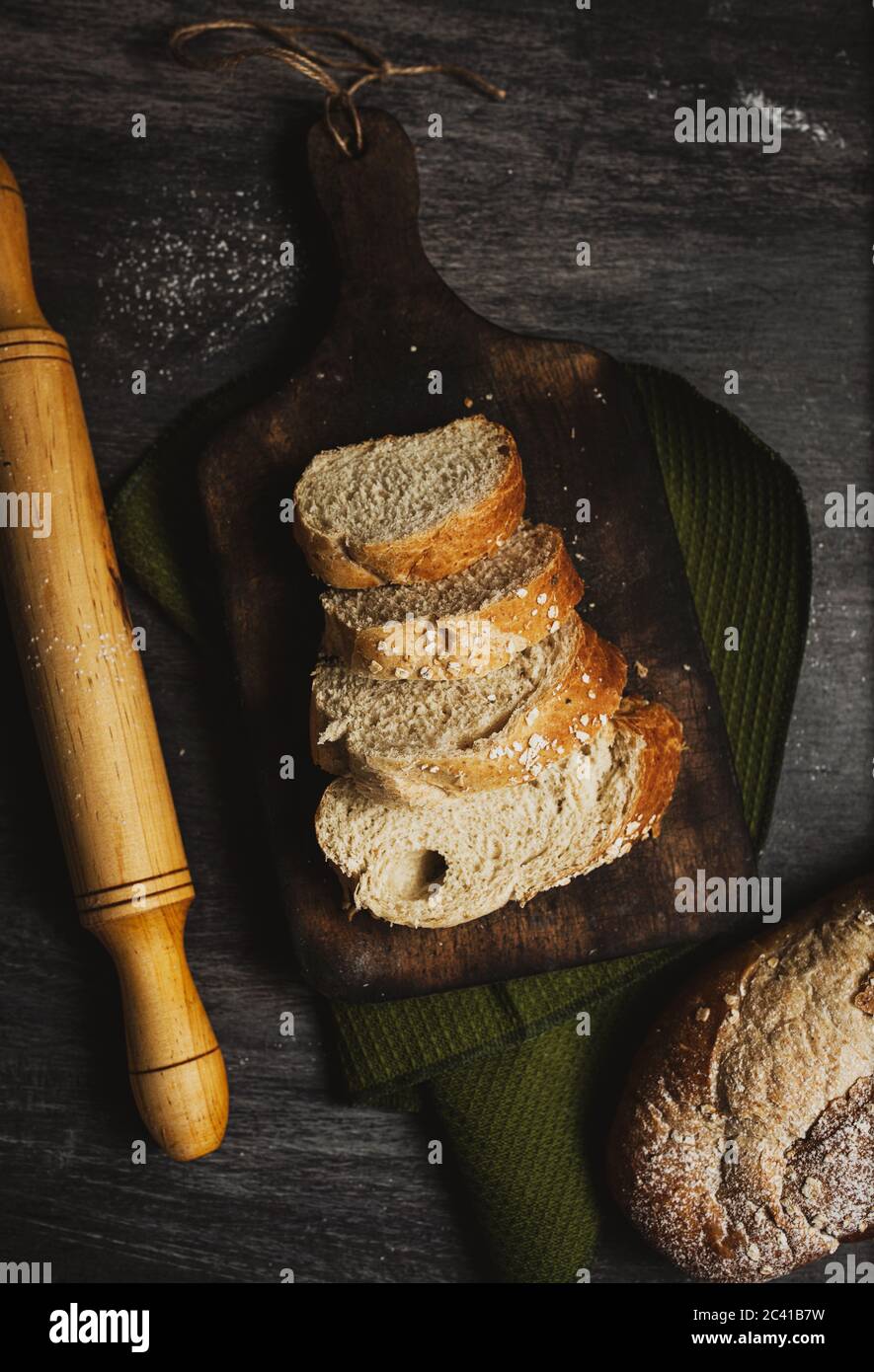 Dunkle Lebensmittel Fotografie hausgemachtes Brot Stockfoto