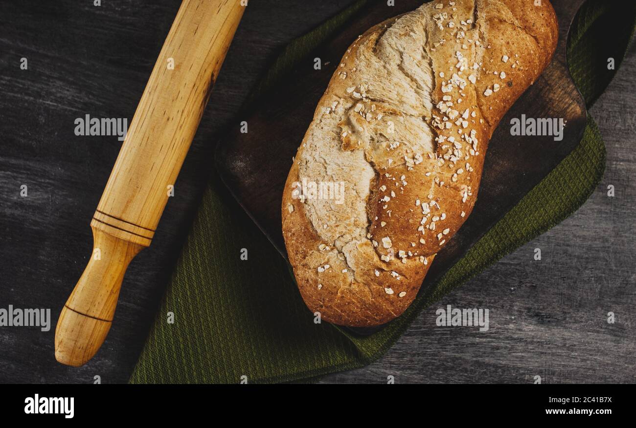 Dunkles Brot und Pasta Stockfoto