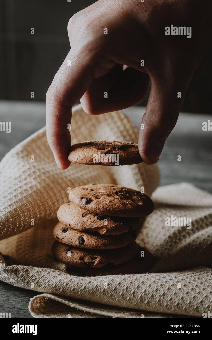 Chocolate Chip Cookies dunkle Lebensmittel Fotografie Stockfoto