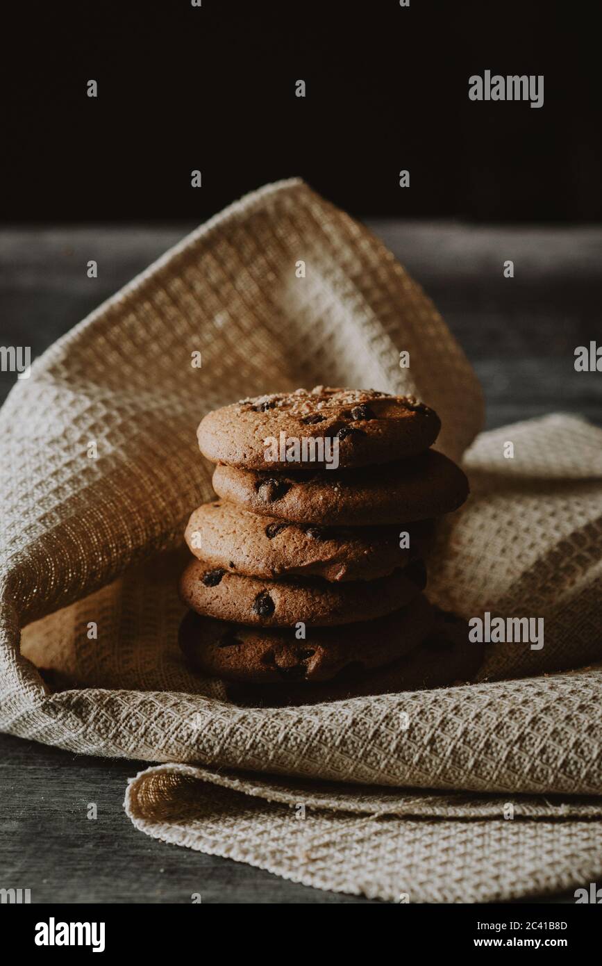 Chocolate Chip Cookies dunkle Lebensmittel Fotografie Stockfoto